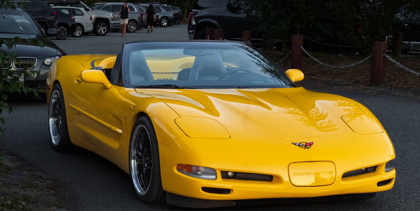 ellow-chevrolet-corvette-american-muscle-car